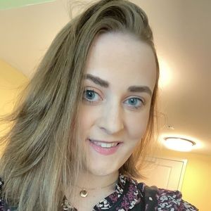 Meet your Posher, Alexis